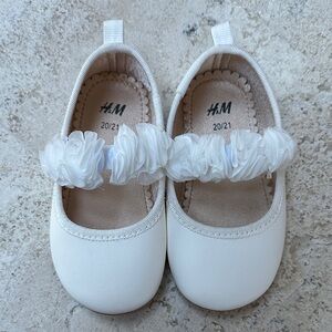 H&M Cream Kids Dress Shoes with Floral Detail